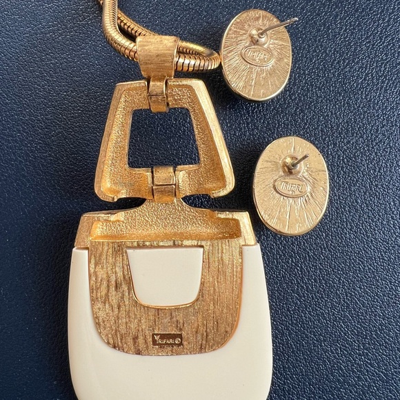 Crown TRIFARI IVORY/CREAM MCM LUCITE PENDANT NECKLACE, & EARRINGS SET - Picture 5 of 6